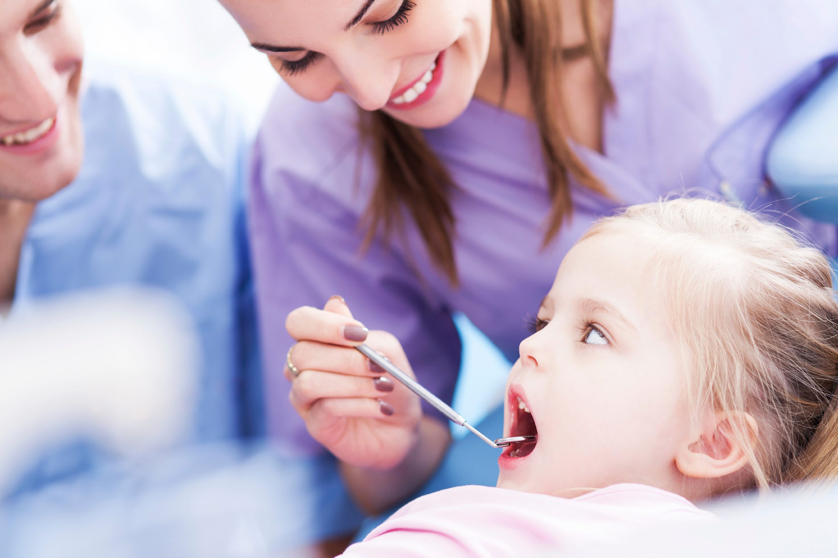 Врач лечащий кариес. Детская стоматология. Ребенок на приеме у стоматолога. Стоматология дети.
