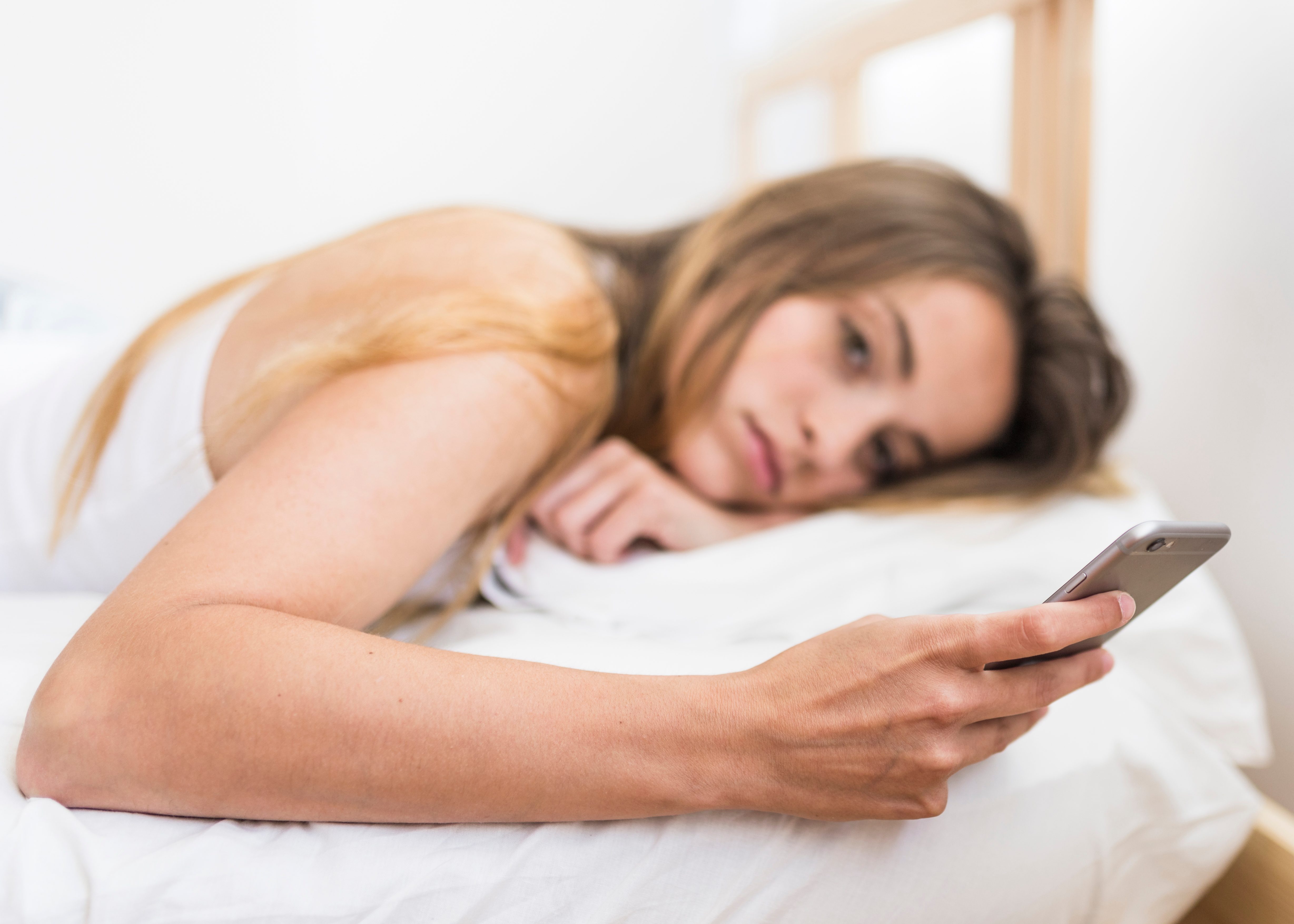 sleep-with-your mobile-phone