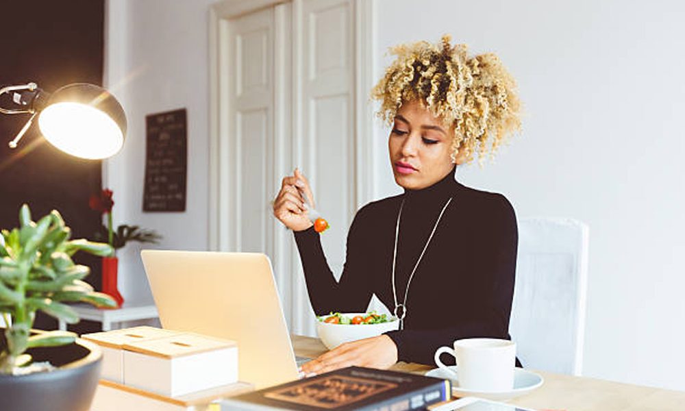 Five-reasons-why-should-you-avoid-eating-lunch-at-your-desk
